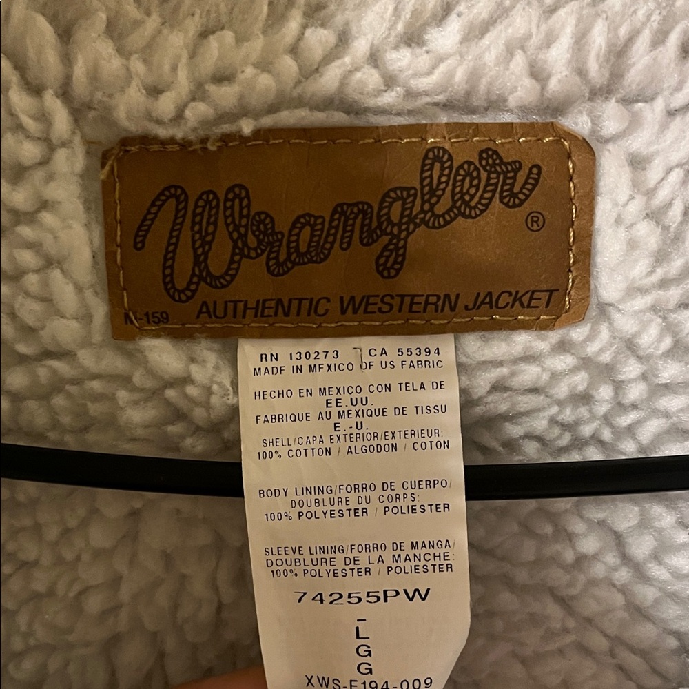 Wrangler Dark Blue Jacket with Cream Sherpa lined inside - Picture 2 of 4